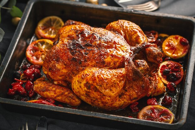 Leckeres, appetitliches gebackenes Hühnchen serviert auf dem Tisch mit Deko. Nahaufnahme