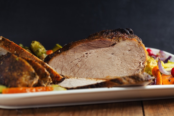 Kostenlose Foto leckeres, appetitliches gebratenes schweinefleisch mit gemüse zum erntedankfest. nahaufnahme.