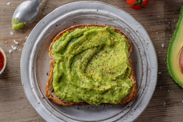 Leckeres, appetitliches Sandwichbrot mit Avocadopüree, serviert auf dem Teller