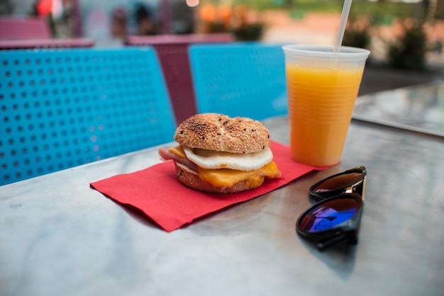 Leckeres Arrangement mit Cheeseburger und Saft