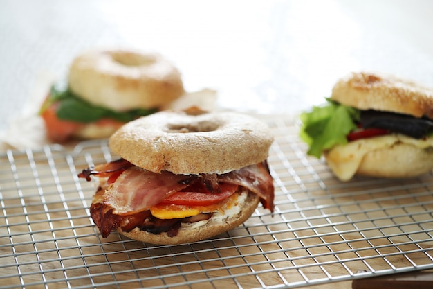 Kostenloses Foto leckeres bagelsandwich mit speck