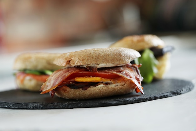 Leckeres Bagelsandwich mit Speck