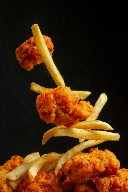 Kostenloses Foto leckeres brathähnchen und pommes