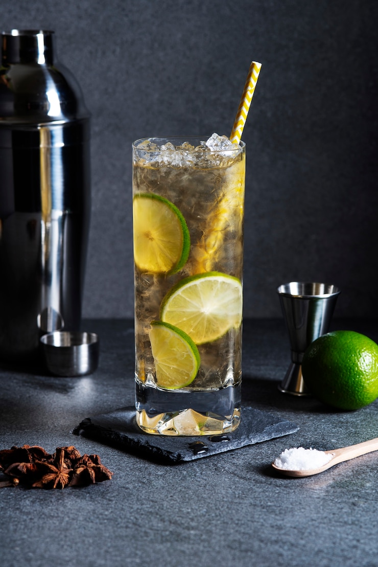 Kostenlose Foto leckeres caipirinha-getränk mit limettenscheiben