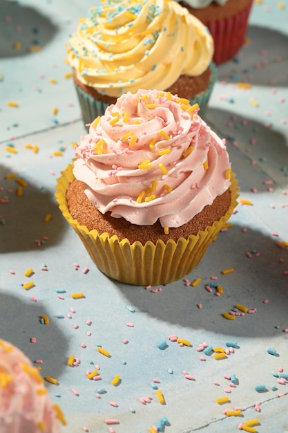 Leckeres Cupcake-Arrangement mit hohem Winkel