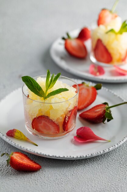 Leckeres Dessert mit Erdbeeren im hohen Winkel