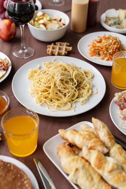 Leckeres Essen auf dem Tisch mit hohem Winkel