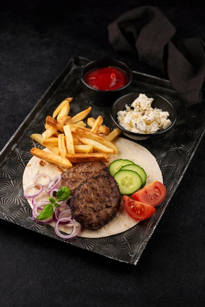 Kostenloses Foto leckeres essen auf einem hohen winkel des tabletts