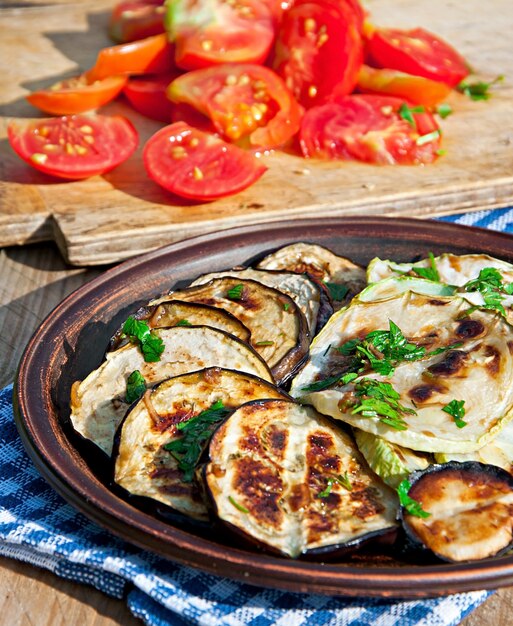 leckeres Essen auf Holztisch