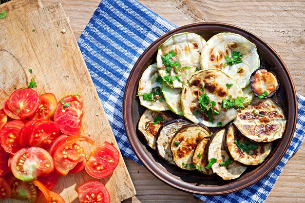 leckeres Essen auf Holztisch