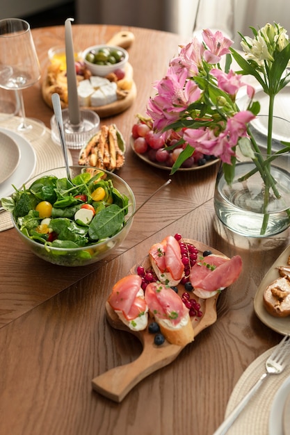 Leckeres Essen aus dem hohen Winkel auf dem Tisch