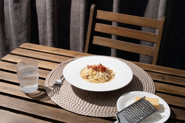 Kostenloses Foto leckeres essen im hohen winkel auf dem tisch