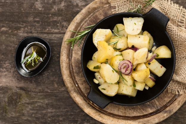 Leckeres Essen mit Kartoffeln und Zwiebeln