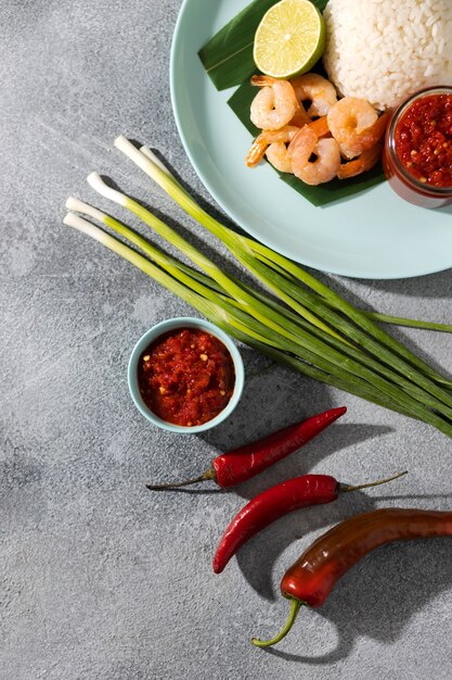 Leckeres Essen mit Sambal-Arrangement