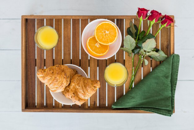 Leckeres Essen und Blumen auf dem Frühstückstisch