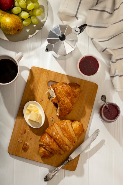 Kostenloses Foto leckeres französisches frühstück mit croissant