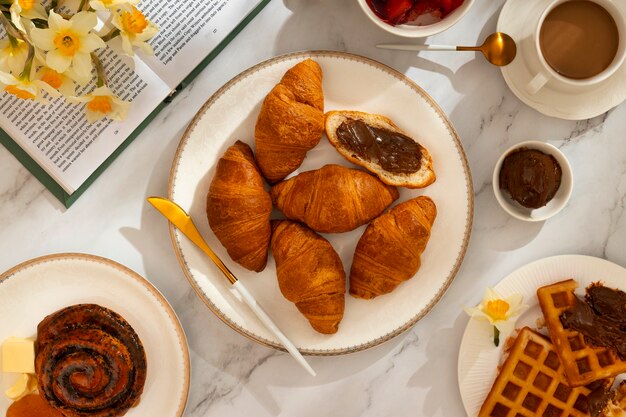 Leckeres französisches Frühstück mit Croissant