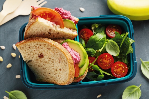 Leckeres, frisches, gesundes, veganes Mittagessen zum Mitnehmen in der Brotdose. Nahansicht.