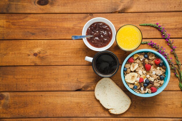 Leckeres Frühstück am Tisch