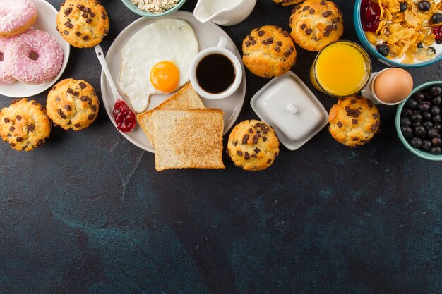 Leckeres Frühstück auf schwarzer Tischplatte