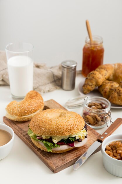 Leckeres Frühstück mit Bagel zum Servieren