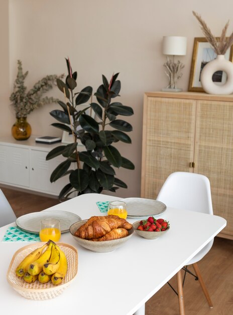 Leckeres Frühstück mit Bananen auf weißem Tisch