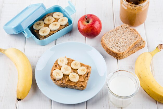 Leckeres Frühstück mit Bio-Früchten