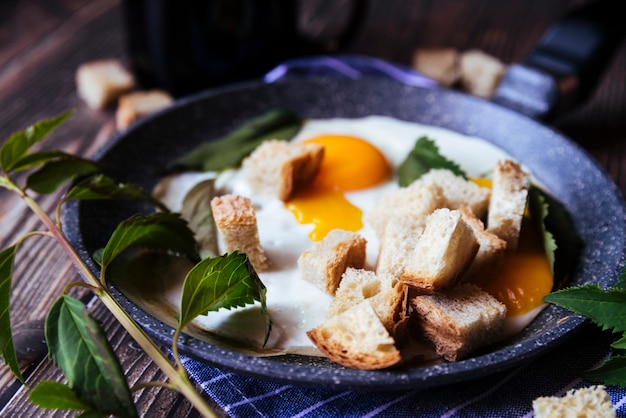 Leckeres Frühstück mit Eiern und Semmelbröseln