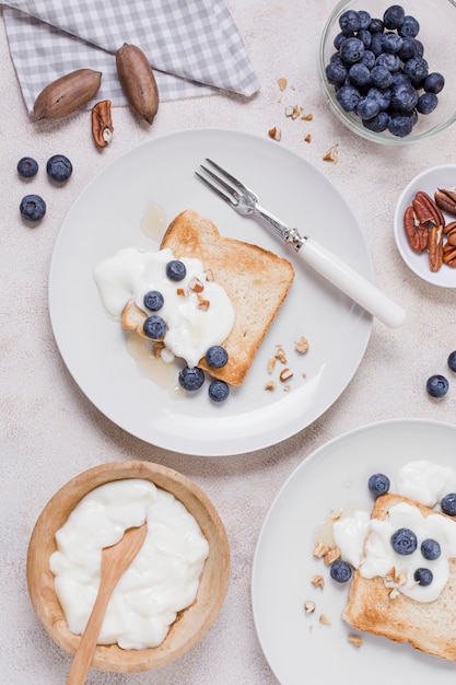 Leckeres Frühstück mit Joghurt und Toast