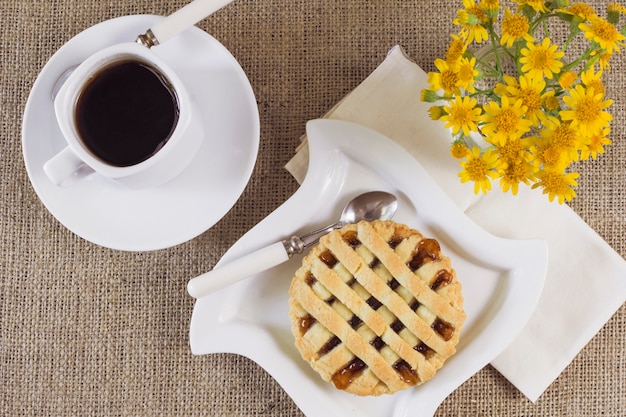 Kostenloses Foto leckeres frühstück mit kaffee und kuchen