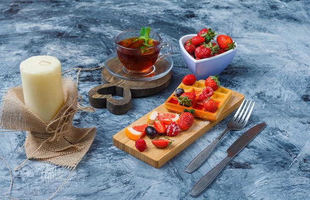 Leckeres Frühstück mit Waffel und Obst