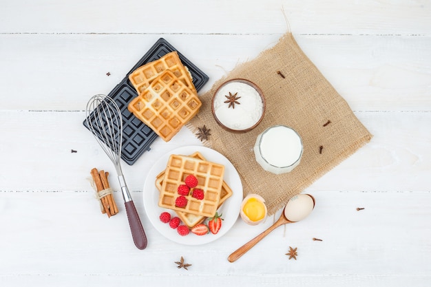 Leckeres Frühstück mit Waffeln, Milch und Beeren