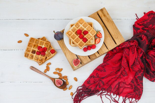 Leckeres Frühstück mit Waffeln und Früchten