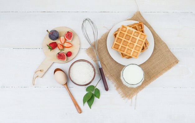 Leckeres Frühstück mit Waffeln und Früchten