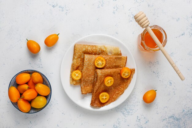 Leckeres Frühstück. Orthodoxer Feiertag Maslenitsa. Crepes mit Cumquats und Honet, Draufsicht