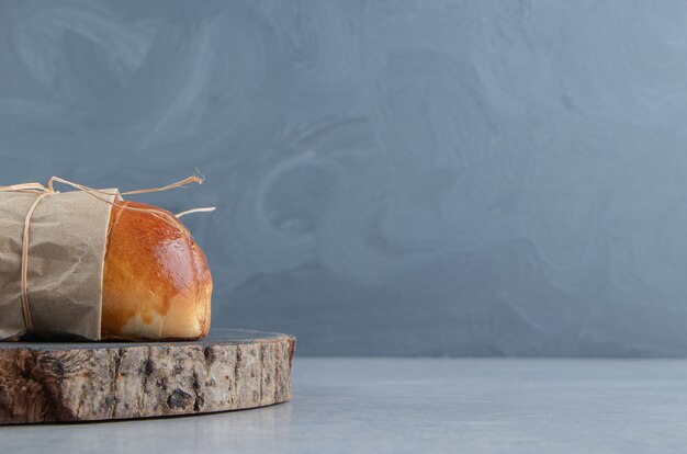 Leckeres Gebäck mit Würstchen auf Holzstück.