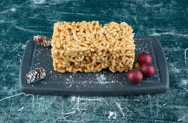 Leckeres gebäck mit zuckerpulver und tannenzapfen. foto in hoher qualität