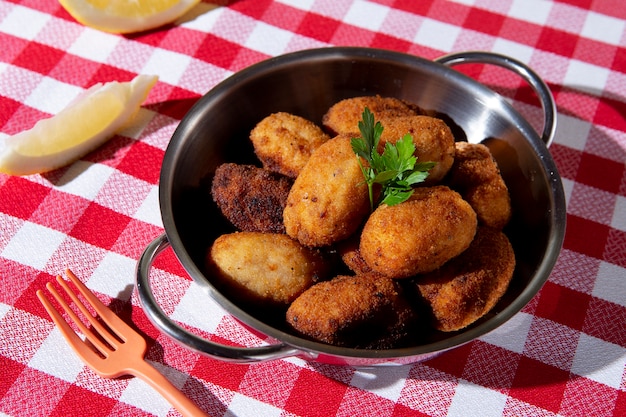 Leckeres gebratenes Kroketten-Arrangement