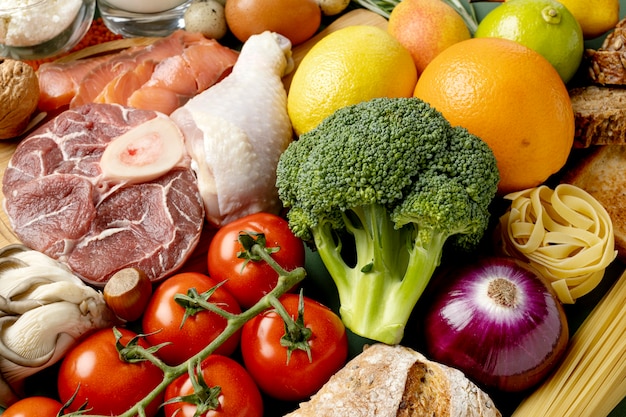Leckeres Gemüse, Obst und Fleisch mit hohem Winkel