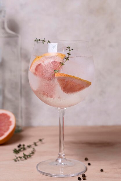 Leckeres Getränk mit Grapefruit zum Servieren