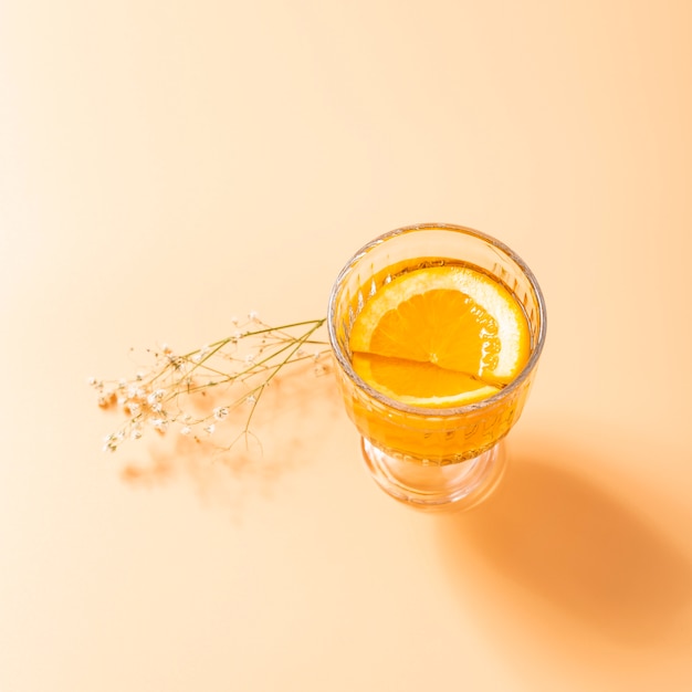 Leckeres Getränk mit Orange hautnah