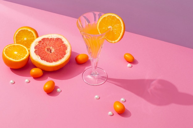 Leckeres Getränk mit Orangenscheiben-Arrangement