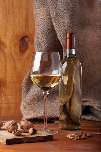 Leckeres Glas Wein und eine Flasche