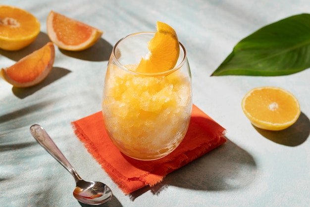 Leckeres Granita-Dessert mit hohem Winkel und Obst