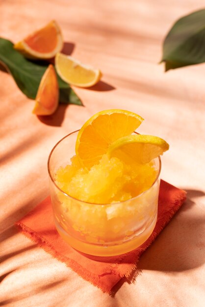 Leckeres Granita-Dessert mit hohem Winkel und Orange