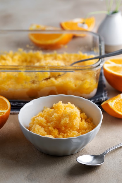 Kostenloses Foto leckeres granita-dessert mit hohem winkel und orange