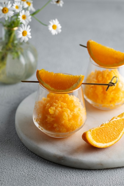 Leckeres Granita-Dessert mit hohem Winkel und Orange