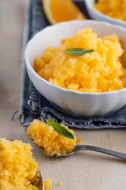 Leckeres Granita-Dessert mit orangefarbenem Hochwinkel