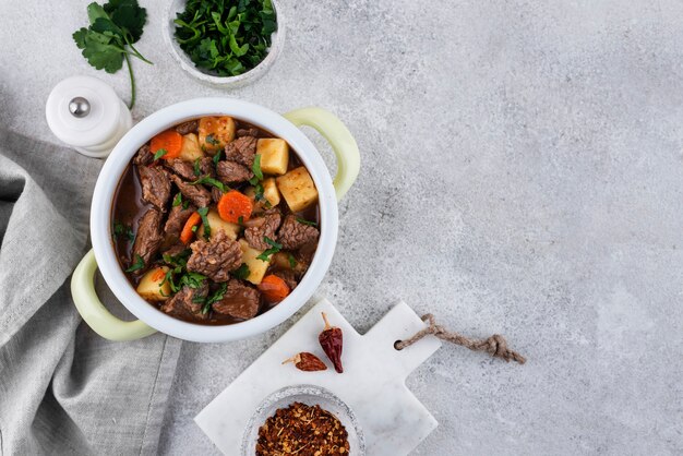 Leckeres Gulasch fertig zum Abendessen