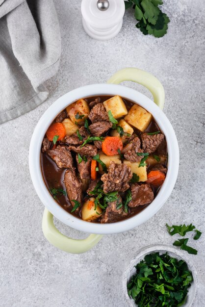 Leckeres Gulasch fertig zum Abendessen